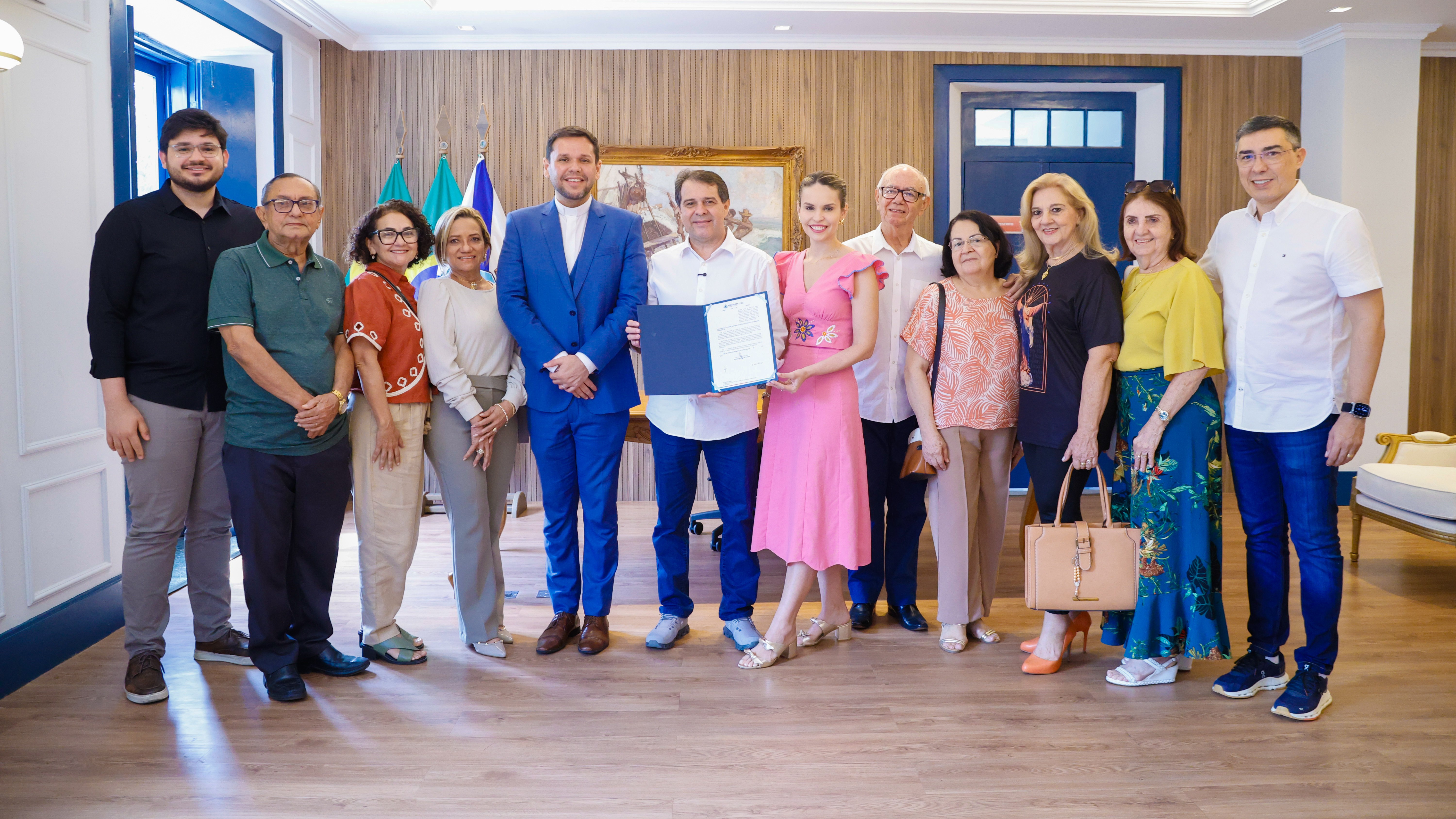 grupo de pessoas posa para a foto no gabinete do prefeito